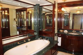 Deep Soaking Bathtub